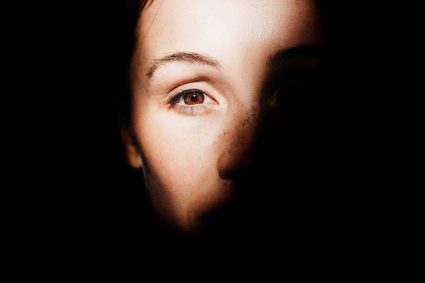 Wie pflegt man die Haut um die Augen?