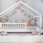 Hausbett mit Rausfallschutz 90x200 – Sicherheit und Gemütlichkeit im Kinderzimmer vereint